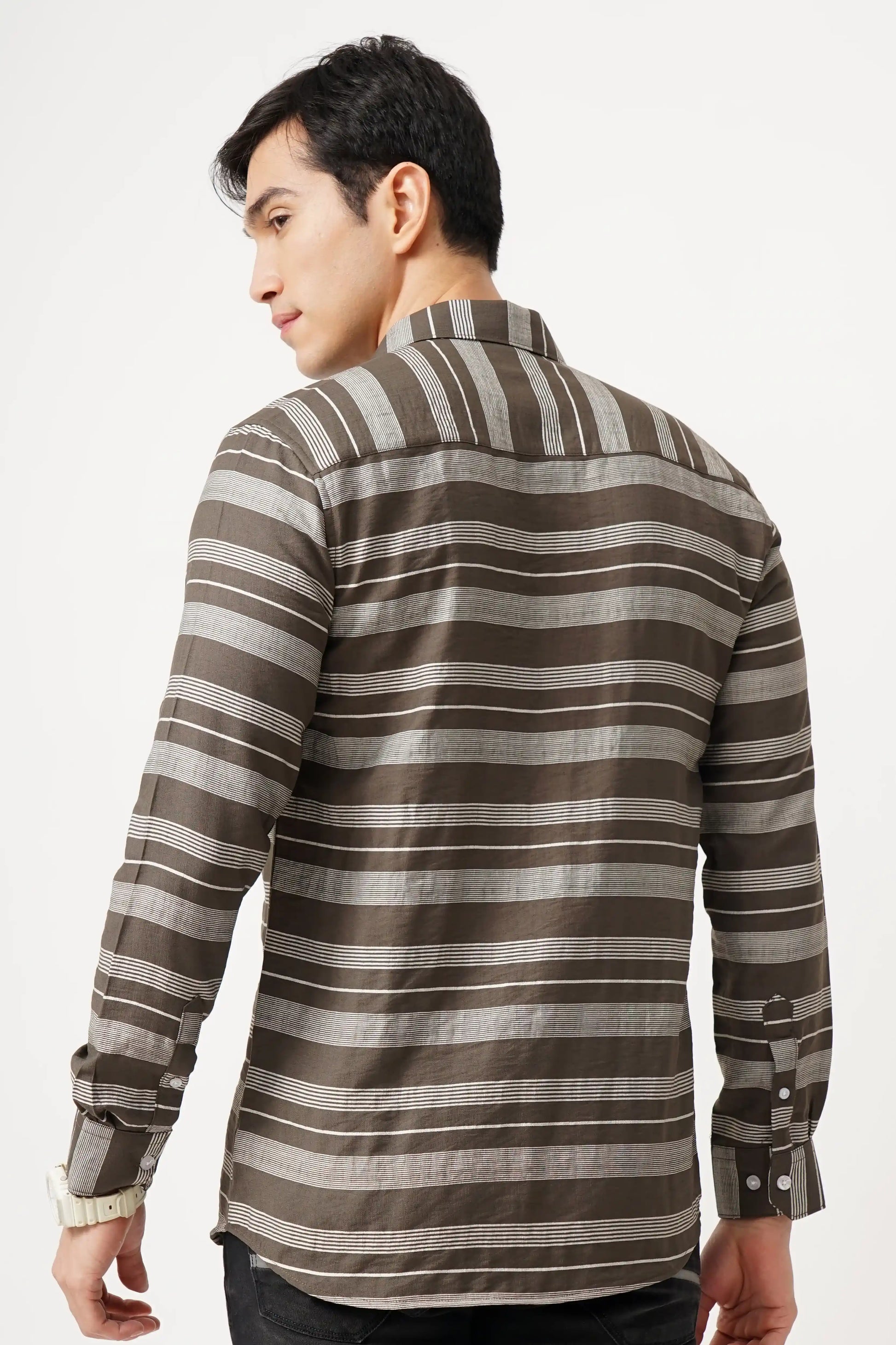 Beige Lines Chinse shirt with horizontal stripes.