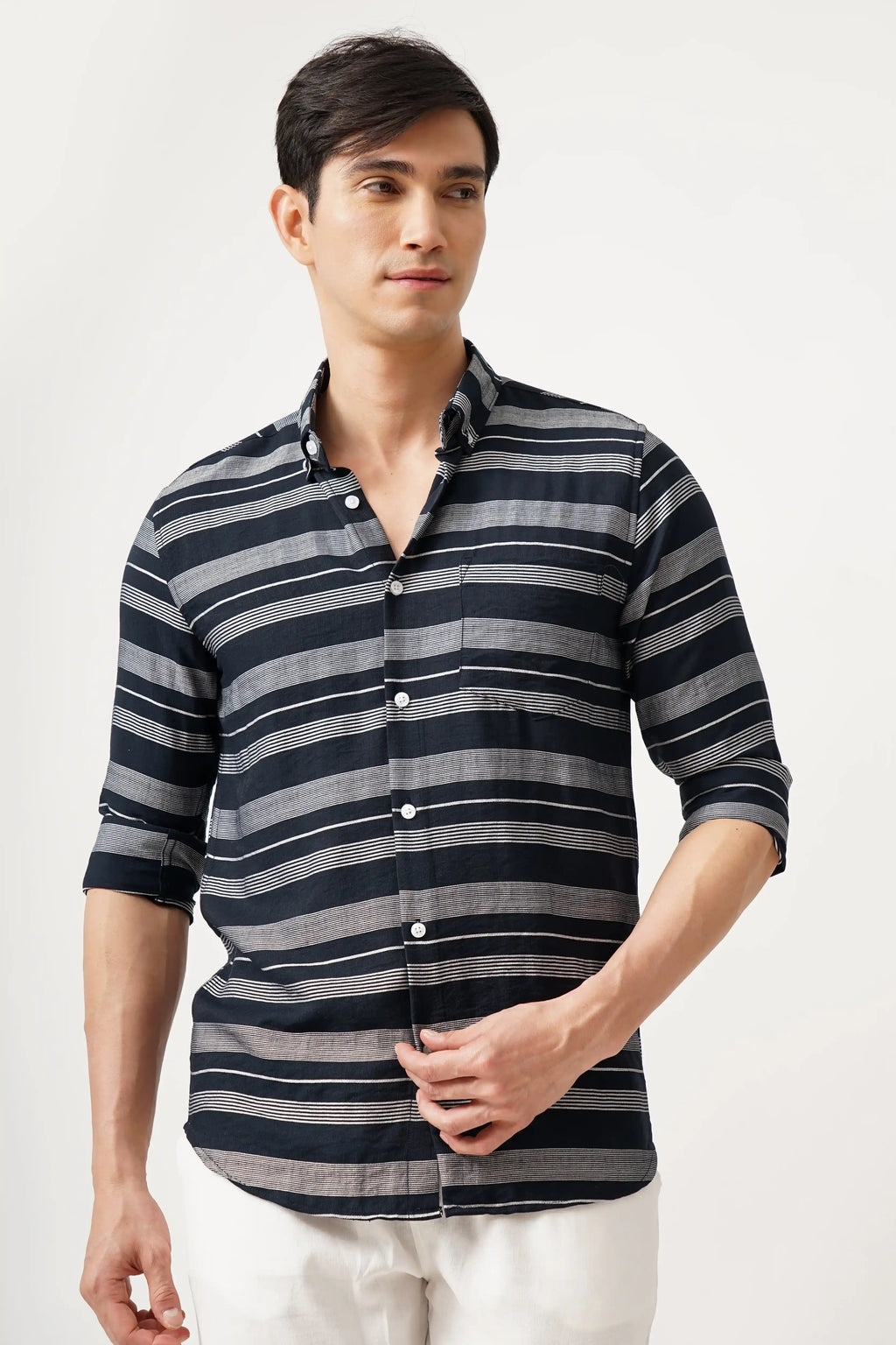 NOIELINE striped shirt with black and grey pattern, worn by a man in a relaxed fit.