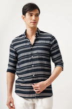 NOIELINE striped shirt with black and grey pattern, worn by a man in a relaxed fit.