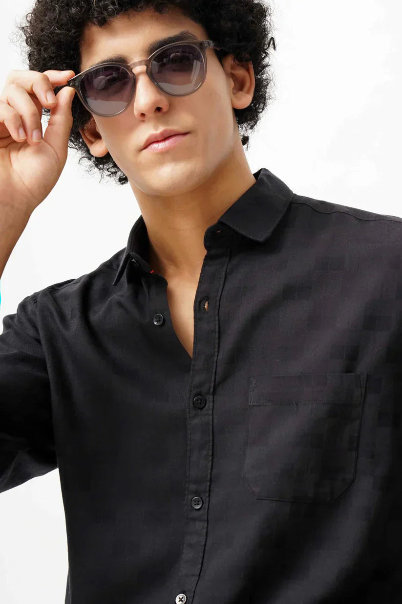 Black jacquard shirt for men, stylish and ultra-soft fabric.