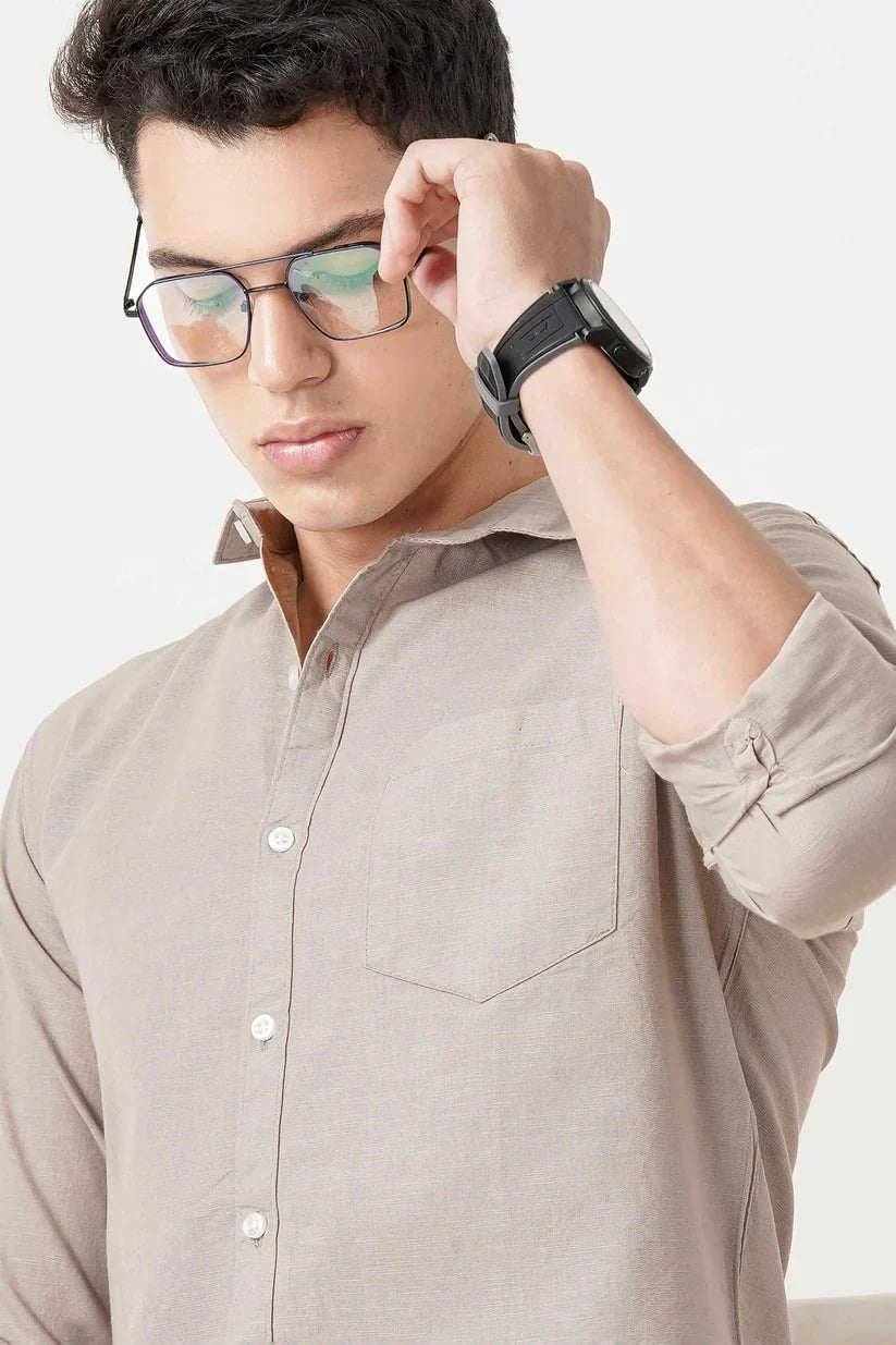 Beige linen shirt for men with buttoned collar and long sleeves.