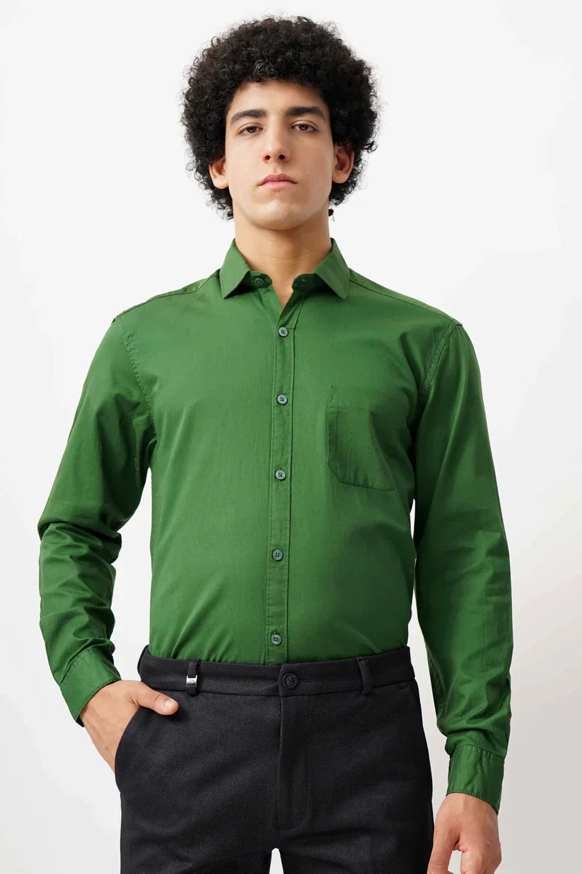 Man wearing a green minimalist shirt made of 100% cotton.