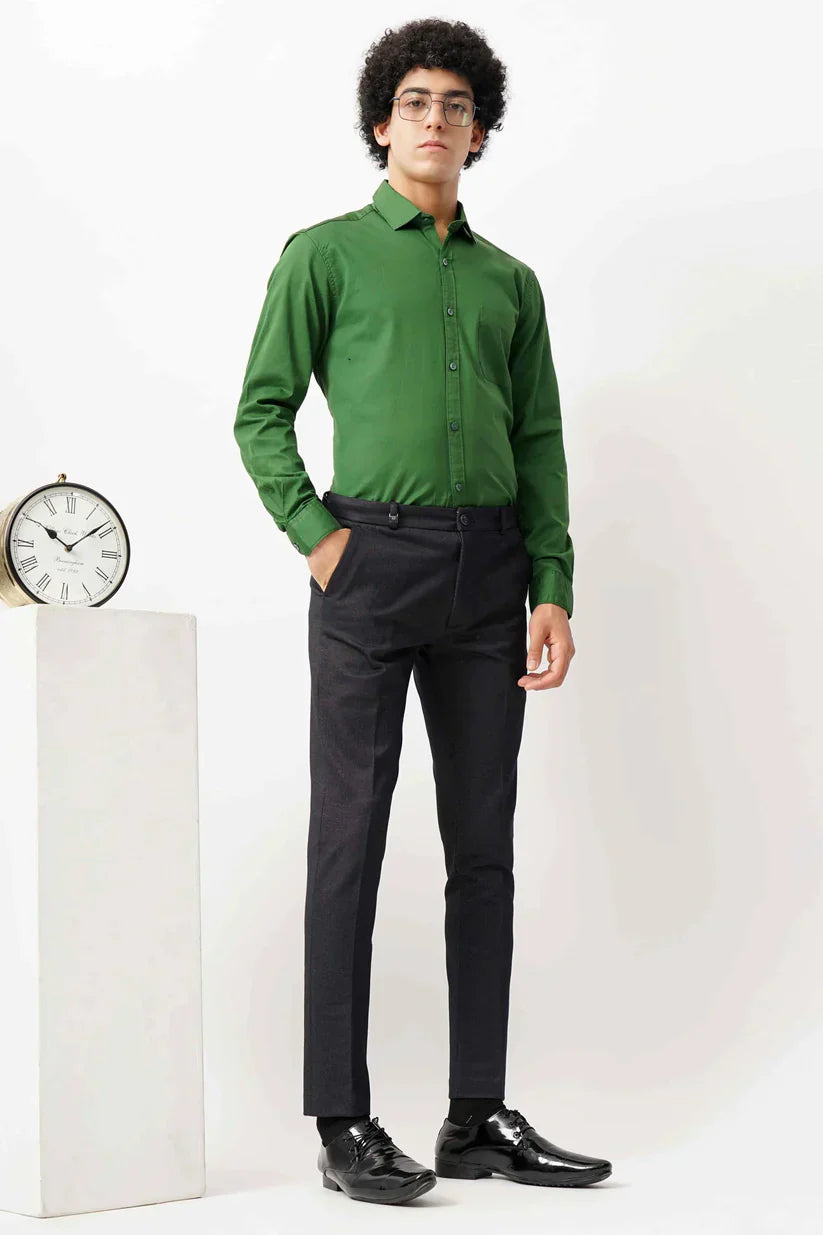 Green minimalist shirt for men, 100% cotton, essential style and comfort.