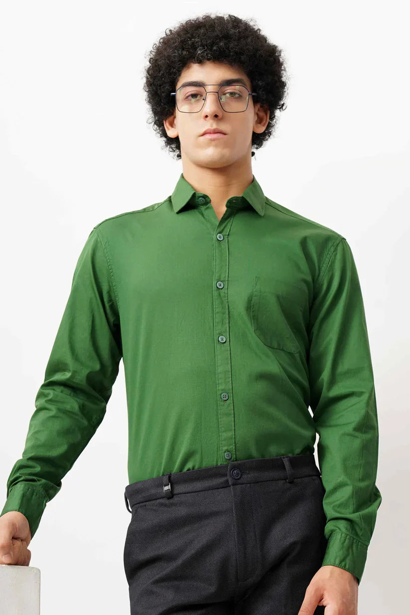 Man wearing a green minimalist shirt made from 100% cotton.