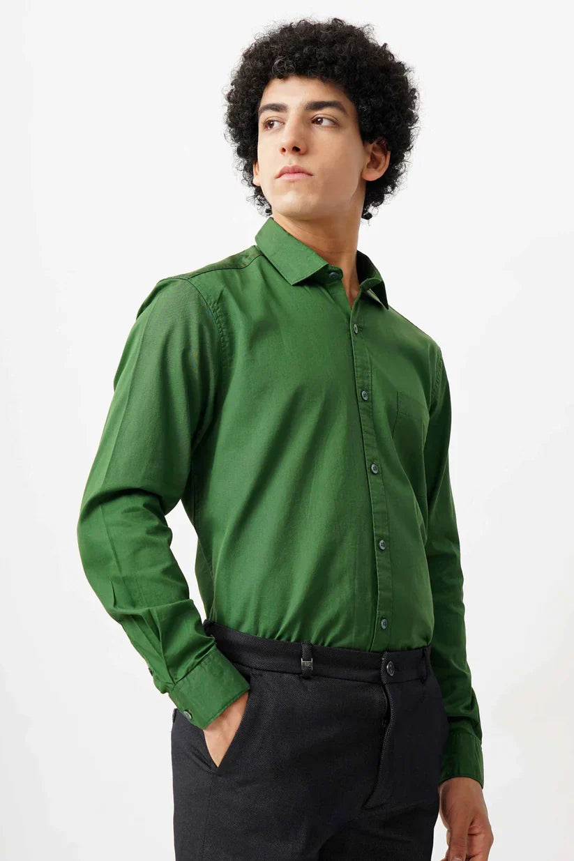 Green minimalist shirt for men, 100% cotton, essential style and comfort.