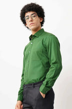 Man wearing a green minimalist shirt made of 100% cotton.