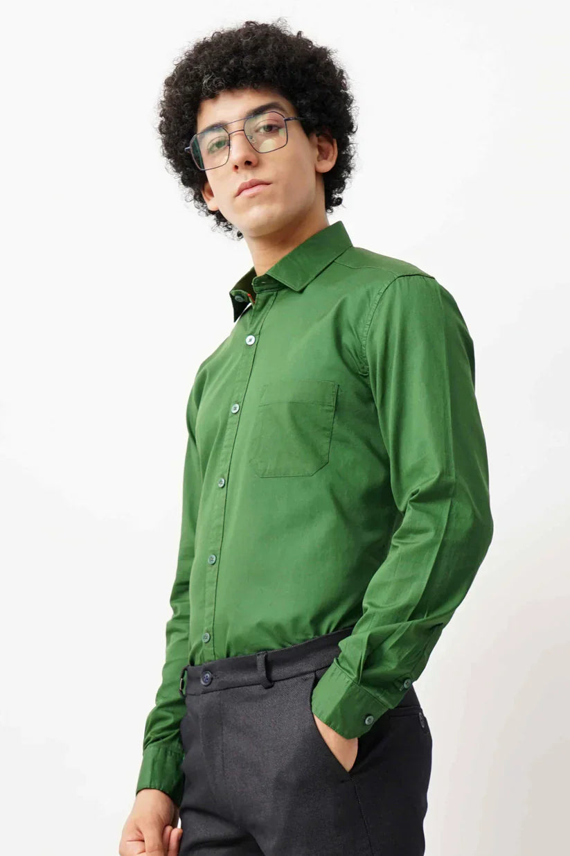 Man wearing a green minimalist shirt made of 100% cotton.