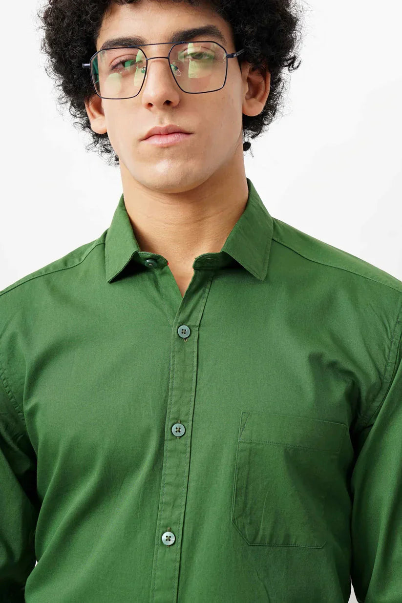 Green minimalist shirt made with 100% cotton for men.