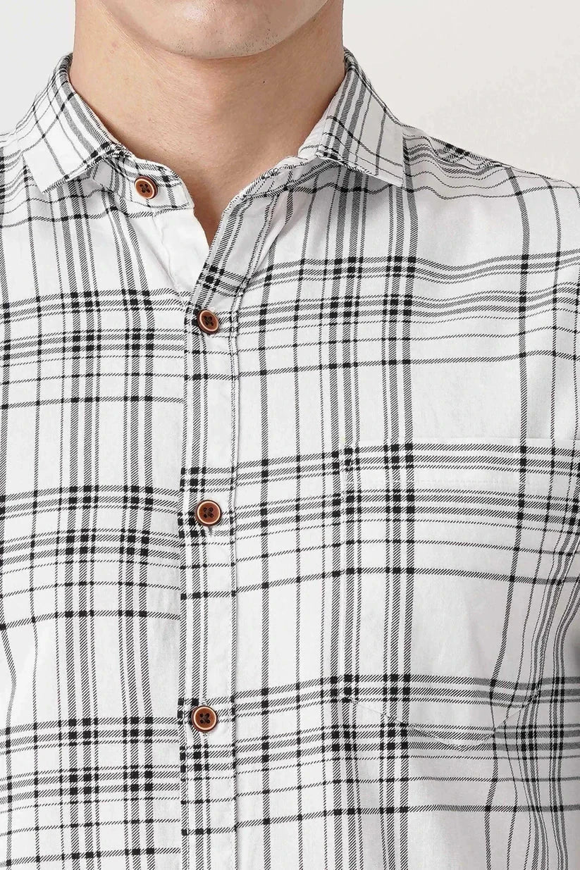 Monochrome check shirt for men in 100% cotton, showcasing a classic pattern and button detail.