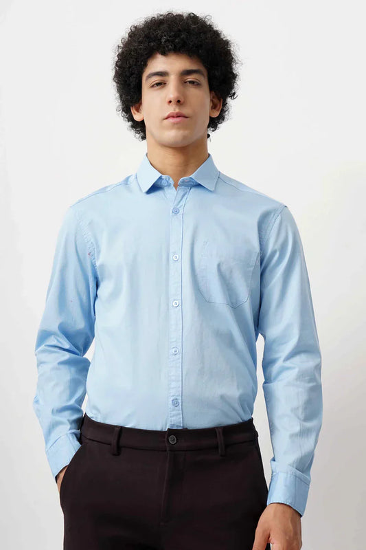 Man wearing an office blue minimalist shirt made with 100% cotton.