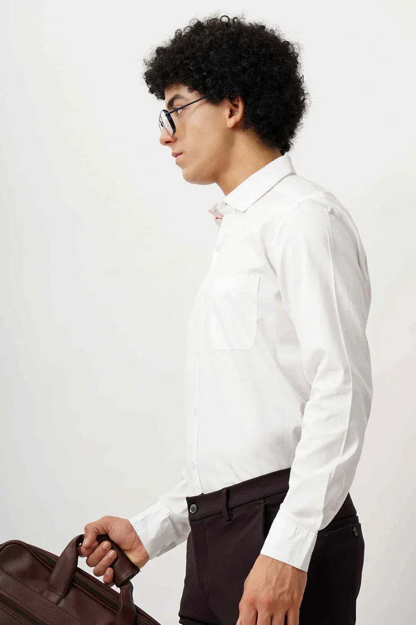 White minimalist shirt made from 100% cotton fabric, classic and comfortable.